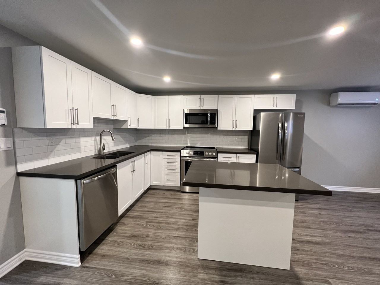 25 Huron Dr - Photo 3 of 15