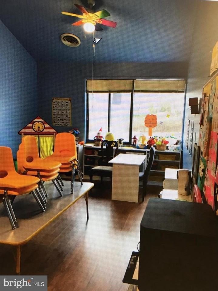 311 Maple Ave W - Photo 5 of 8