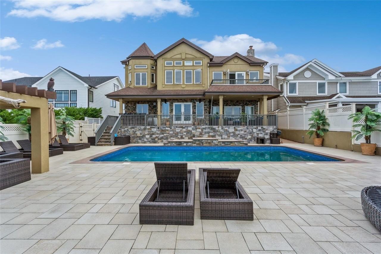 319 Harbor Dr - Photo 4 of 33