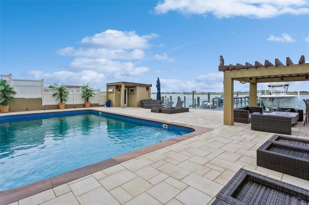 319 Harbor Dr - Photo 6 of 33