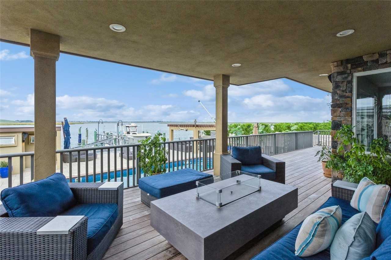 319 Harbor Dr - Photo 7 of 33