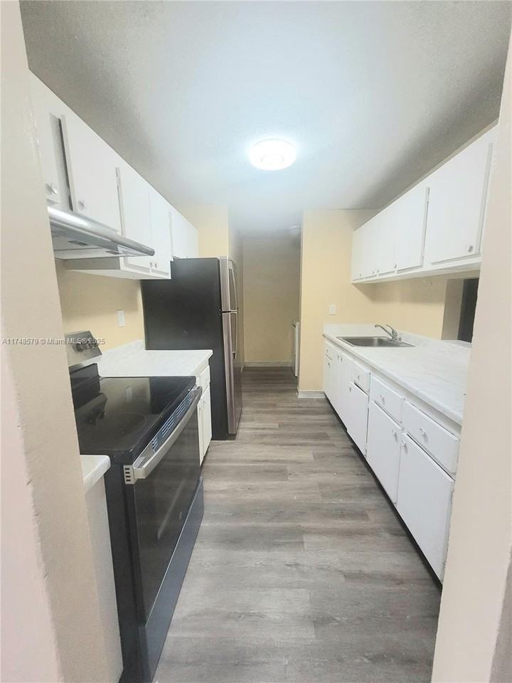 21118 Nw 39th Ave - Photo 3 of 31