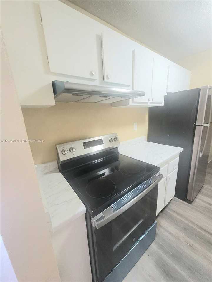 21118 Nw 39th Ave - Photo 4 of 31