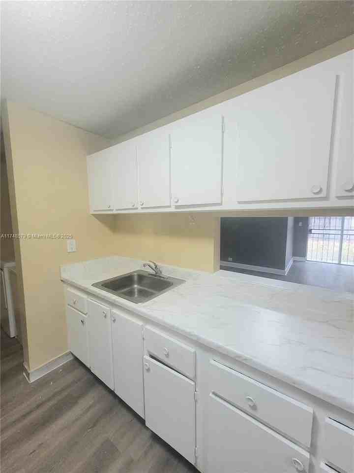 21118 Nw 39th Ave - Photo 5 of 31