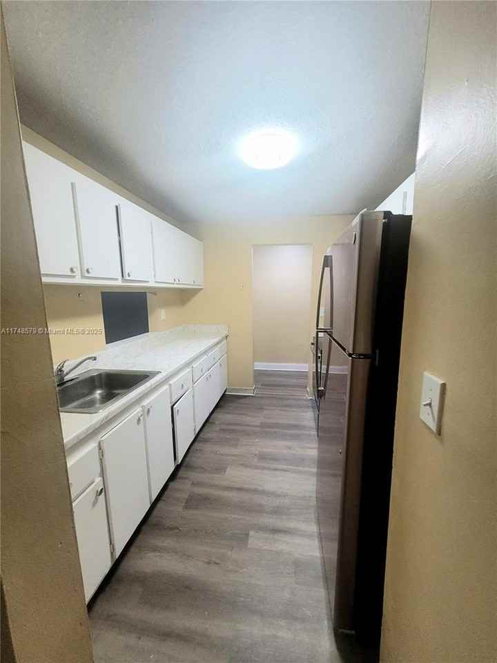 21118 Nw 39th Ave - Photo 6 of 31