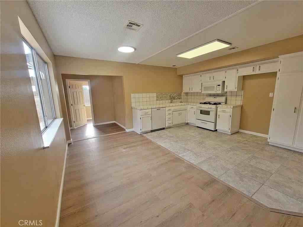 35647 Crestview Dr - Photo 7 of 39