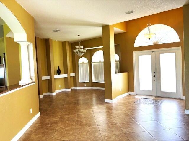 3417 Southeast Hart Circle - Photo 4 of 32