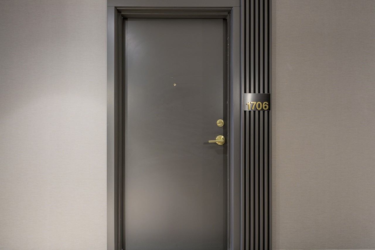 898 Portage Parkway - Photo 3 of 30