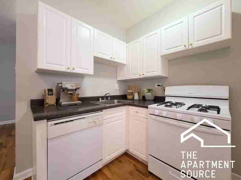 N Pine Grove Ave #W3 - Photo 3 of 8
