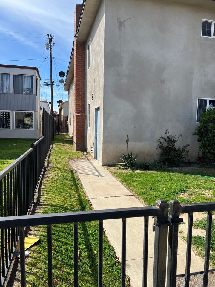 240 Chester Way, Oxnard, CA  93033 - Photo 2 of 6