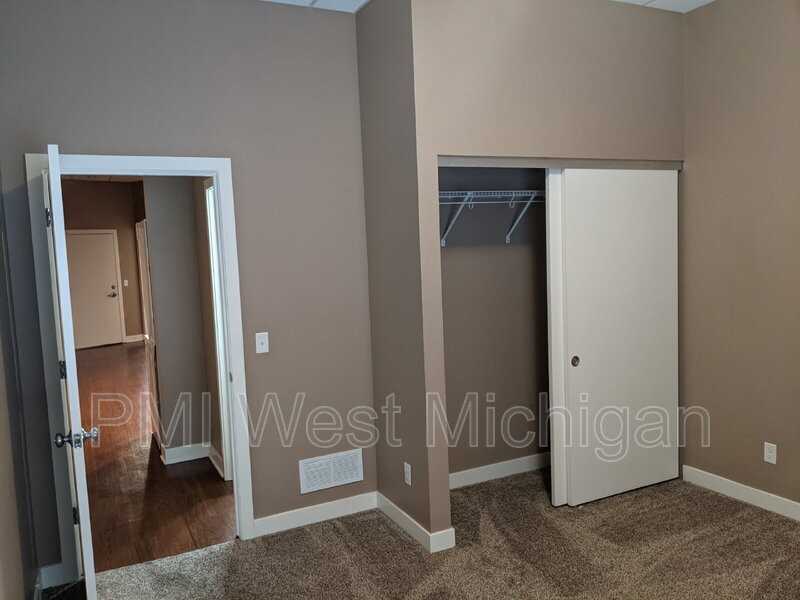 620 S Broadway St #3 - Photo 4 of 11