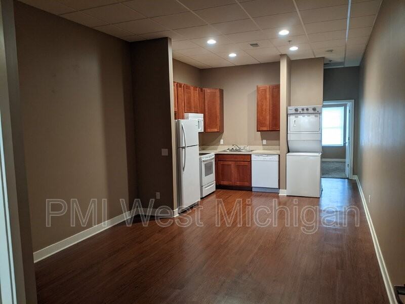 620 S Broadway St #3 - Photo 7 of 11