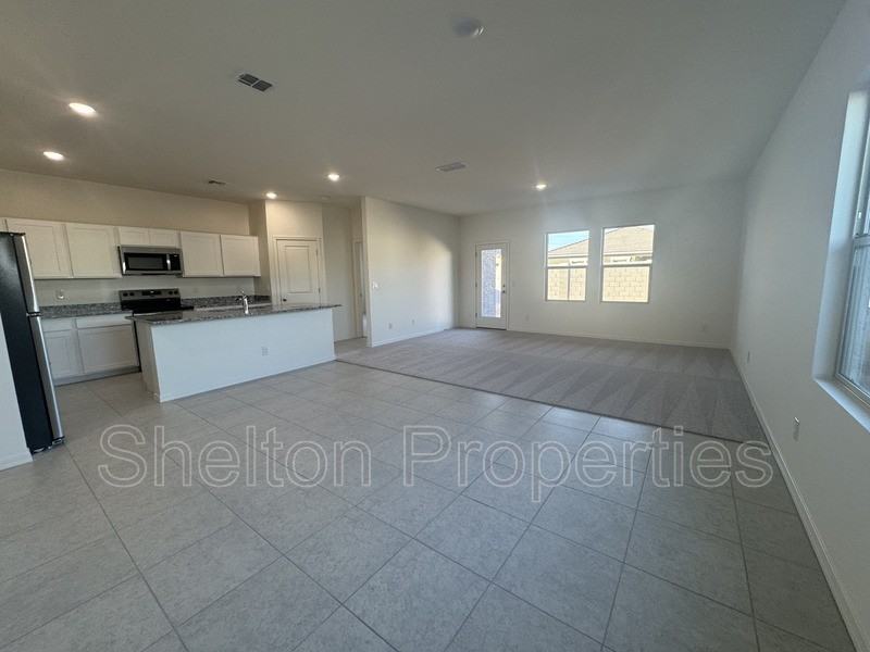 9712 W Odeum Ln - Photo 5 of 17