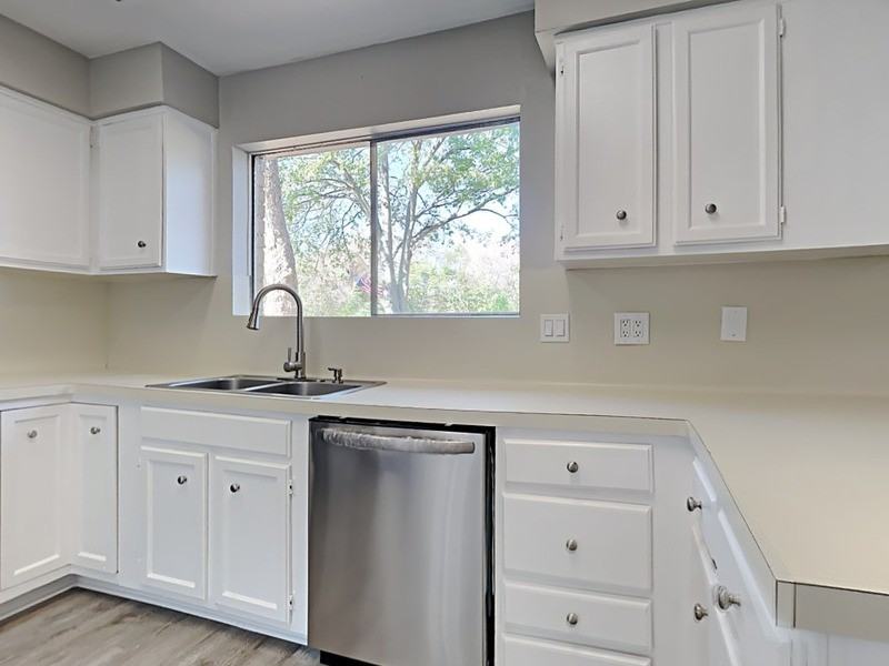 3310 Hampton Dr - Photo 4 of 17