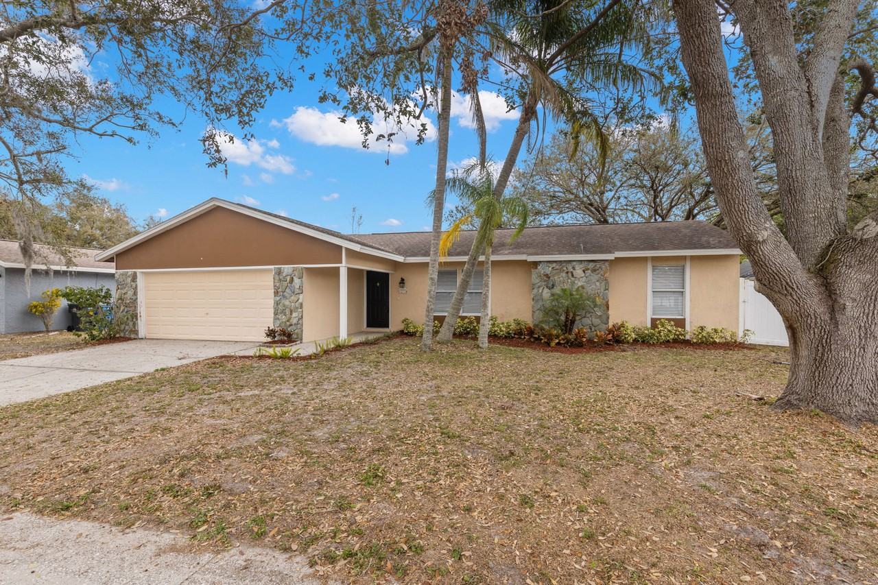 15103 Lake Holly Pl - Photo 2 of 23