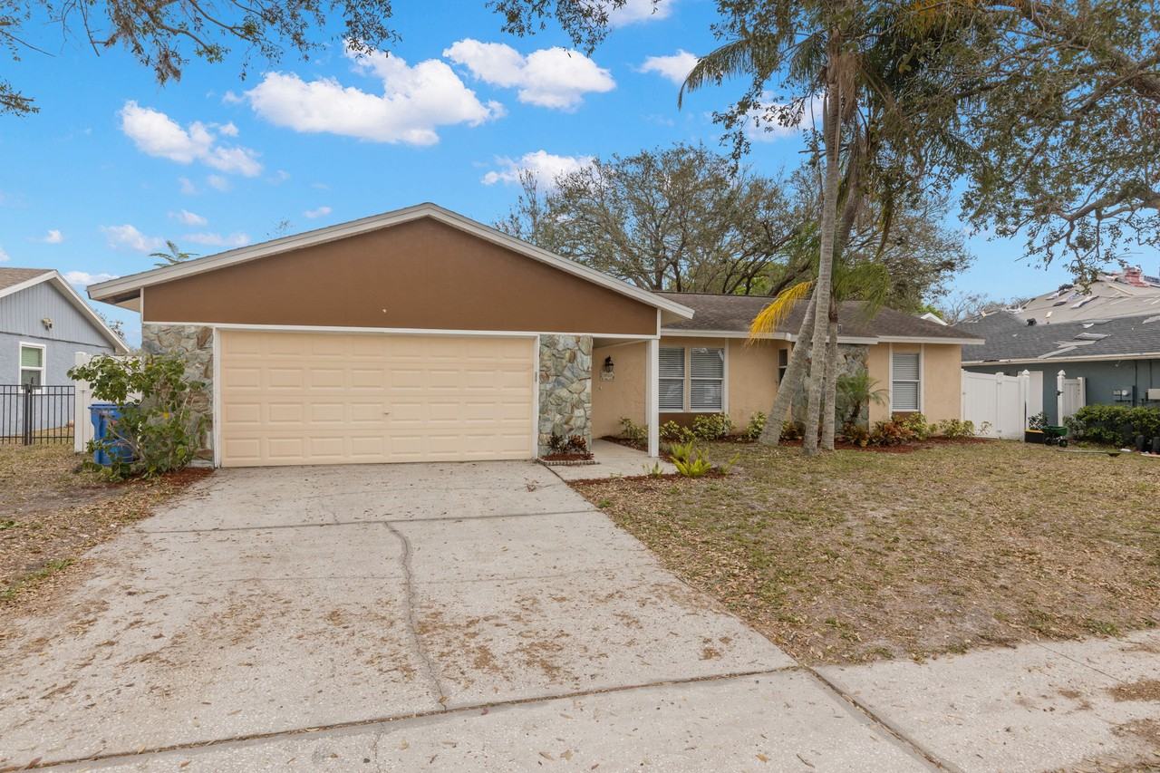 15103 Lake Holly Pl - Photo 3 of 23