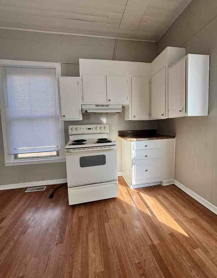 402 N Poplar St - Photo 2 of 14