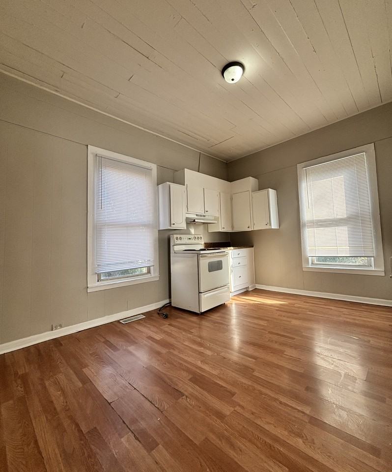 402 N Poplar St - Photo 3 of 14