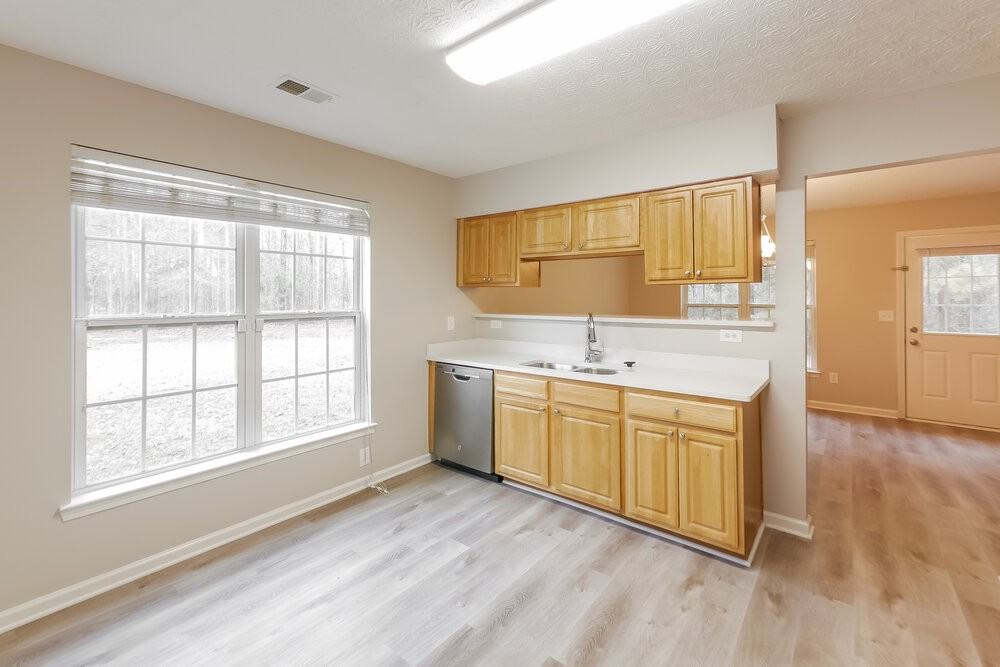 1320 Silverstone Trl - Photo 7 of 17