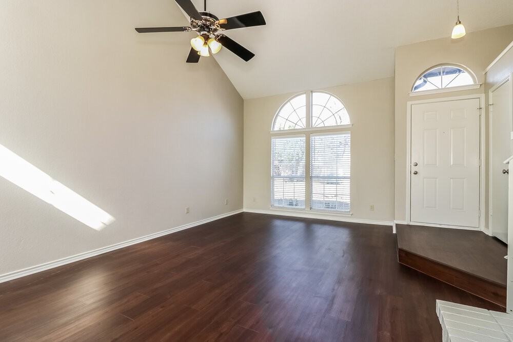 2418 Bennington Dr - Photo 3 of 15