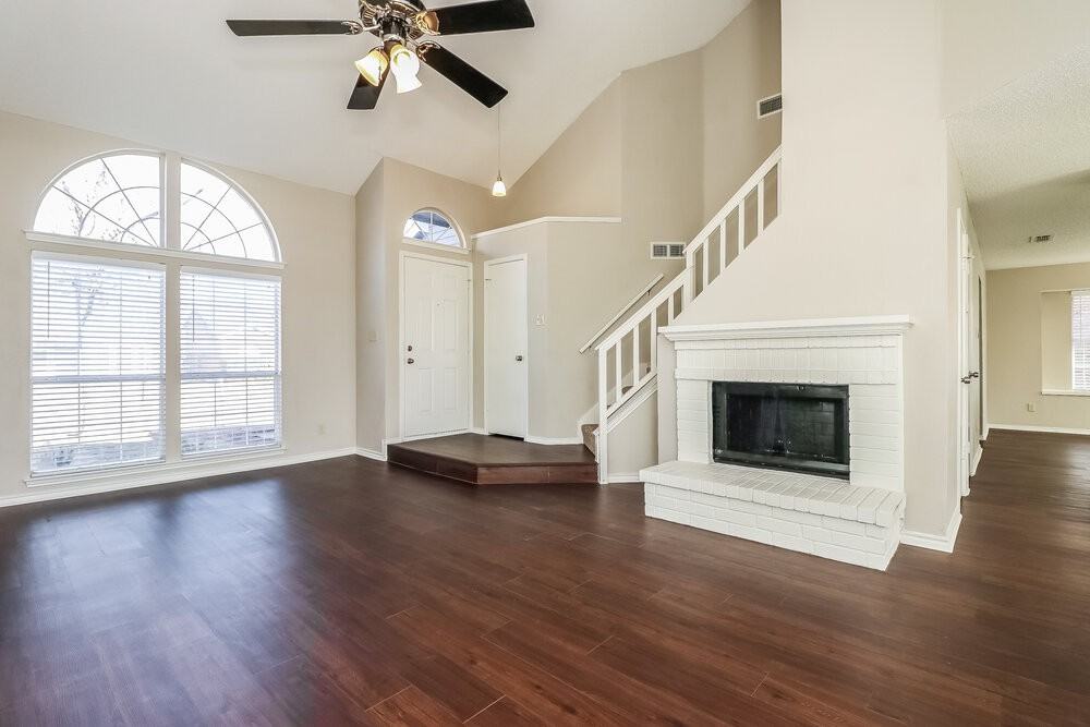 2418 Bennington Dr - Photo 4 of 15