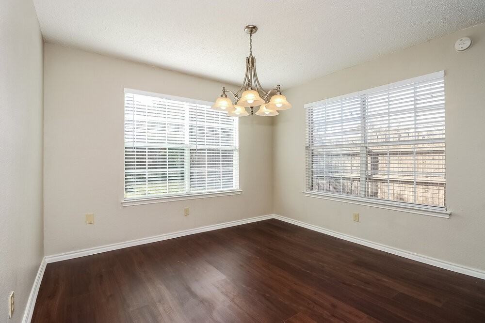 2418 Bennington Dr - Photo 5 of 15