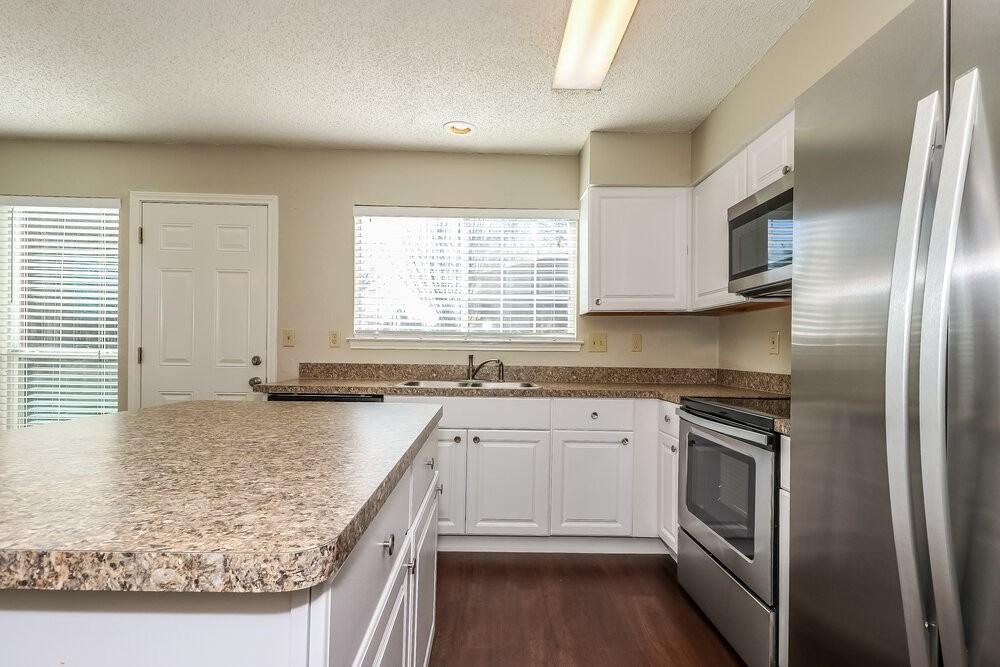 2418 Bennington Dr - Photo 7 of 15