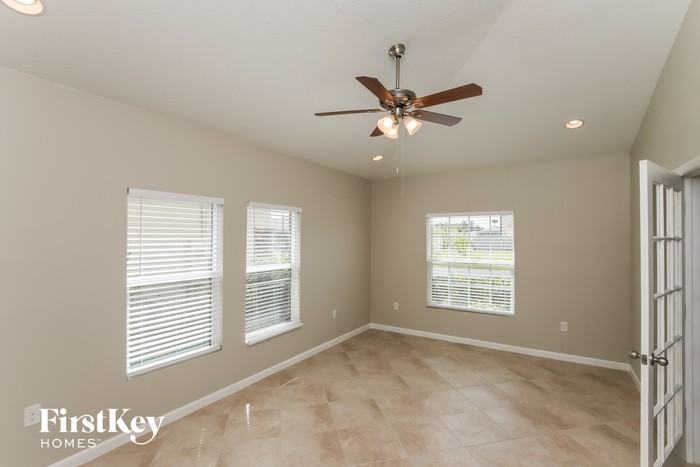 571 Trymore Dr Se - Photo 3 of 15