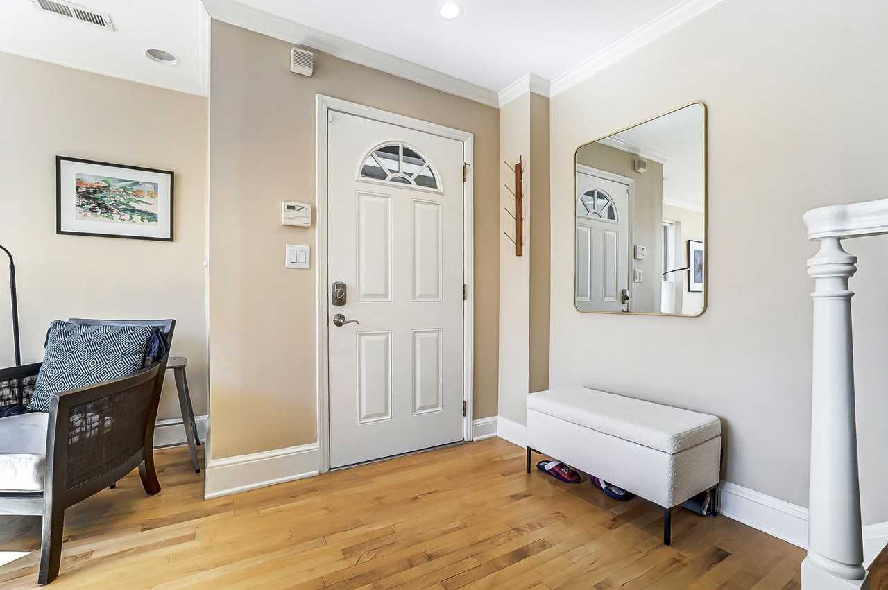 328 W 6th St #1 - Photo 3 of 24