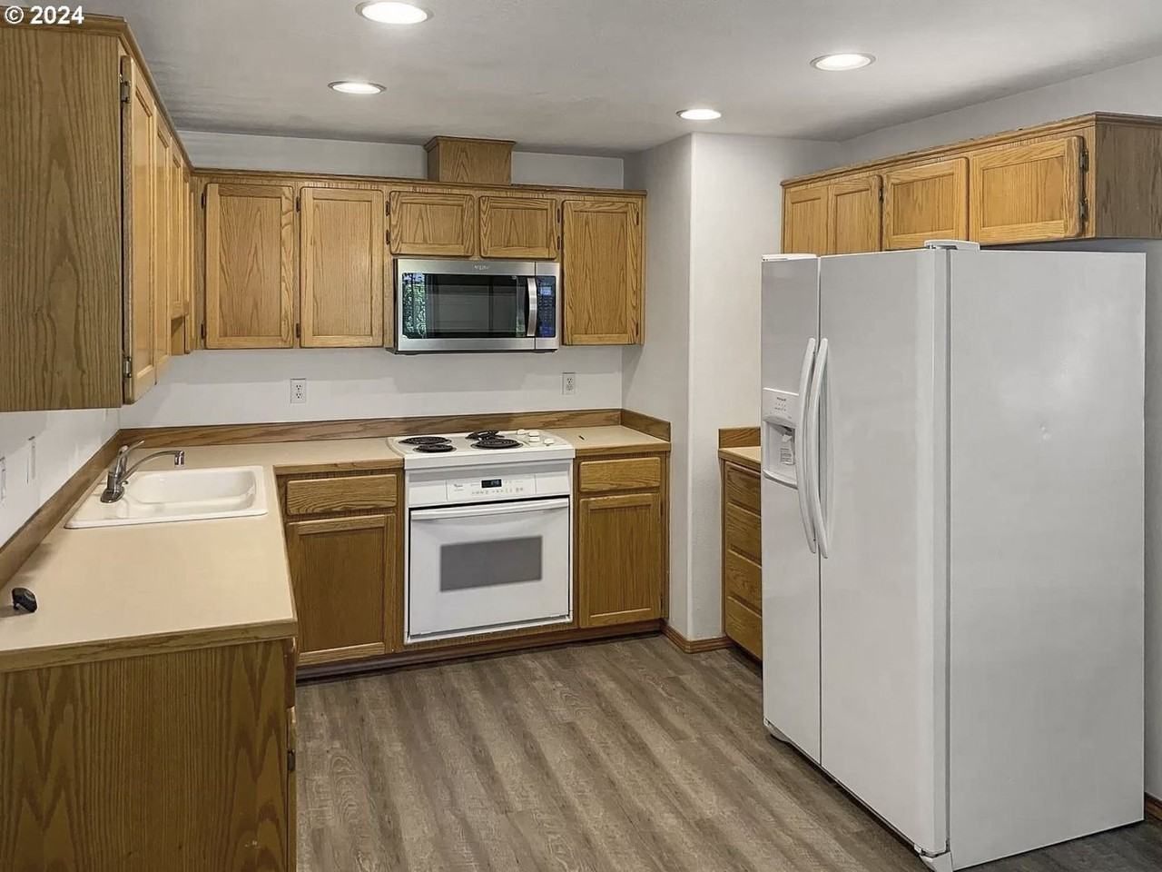 2262 Ne 162nd Ave - Photo 4 of 18