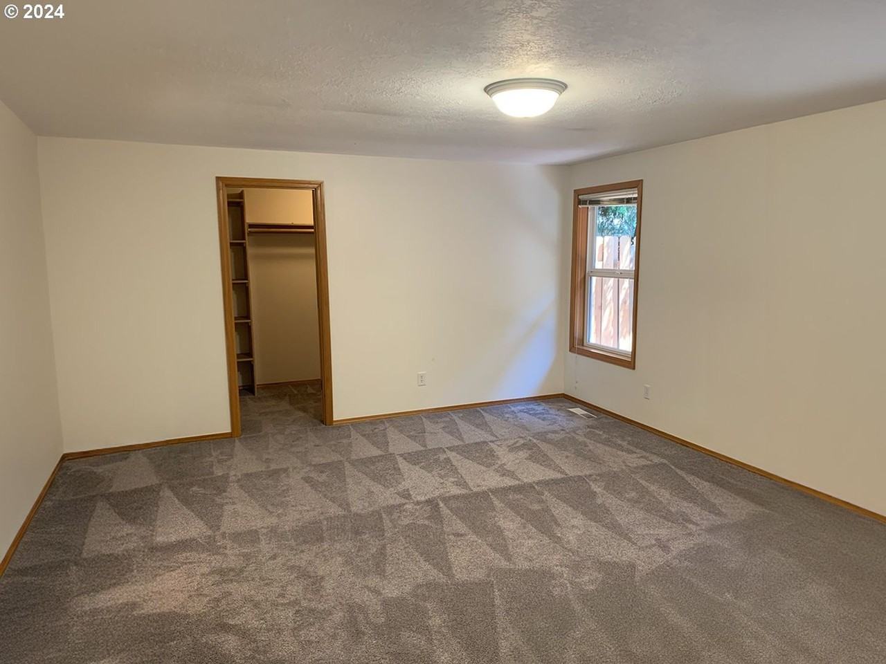 2262 Ne 162nd Ave - Photo 5 of 18