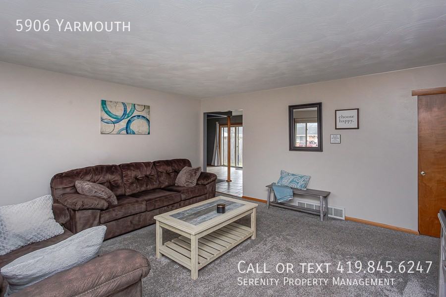 5906 Yarmouth Ave - Photo 3 of 18