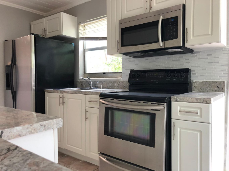 1069 W 30th St - Photo 3 of 7