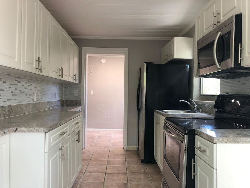 1069 W 30th St - Photo 4 of 7