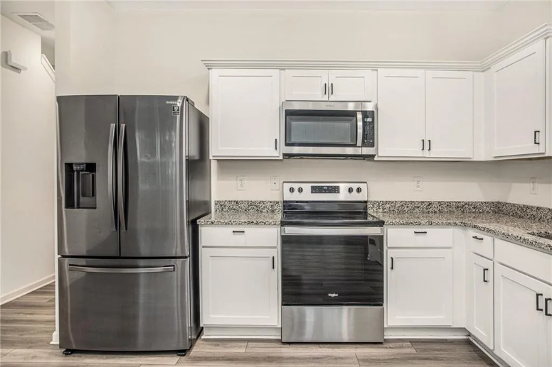 1502 Vernon Blvd - Photo 6 of 12