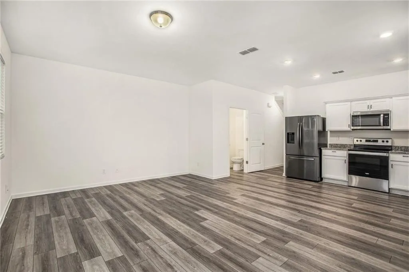 1502 Vernon Blvd - Photo 7 of 12