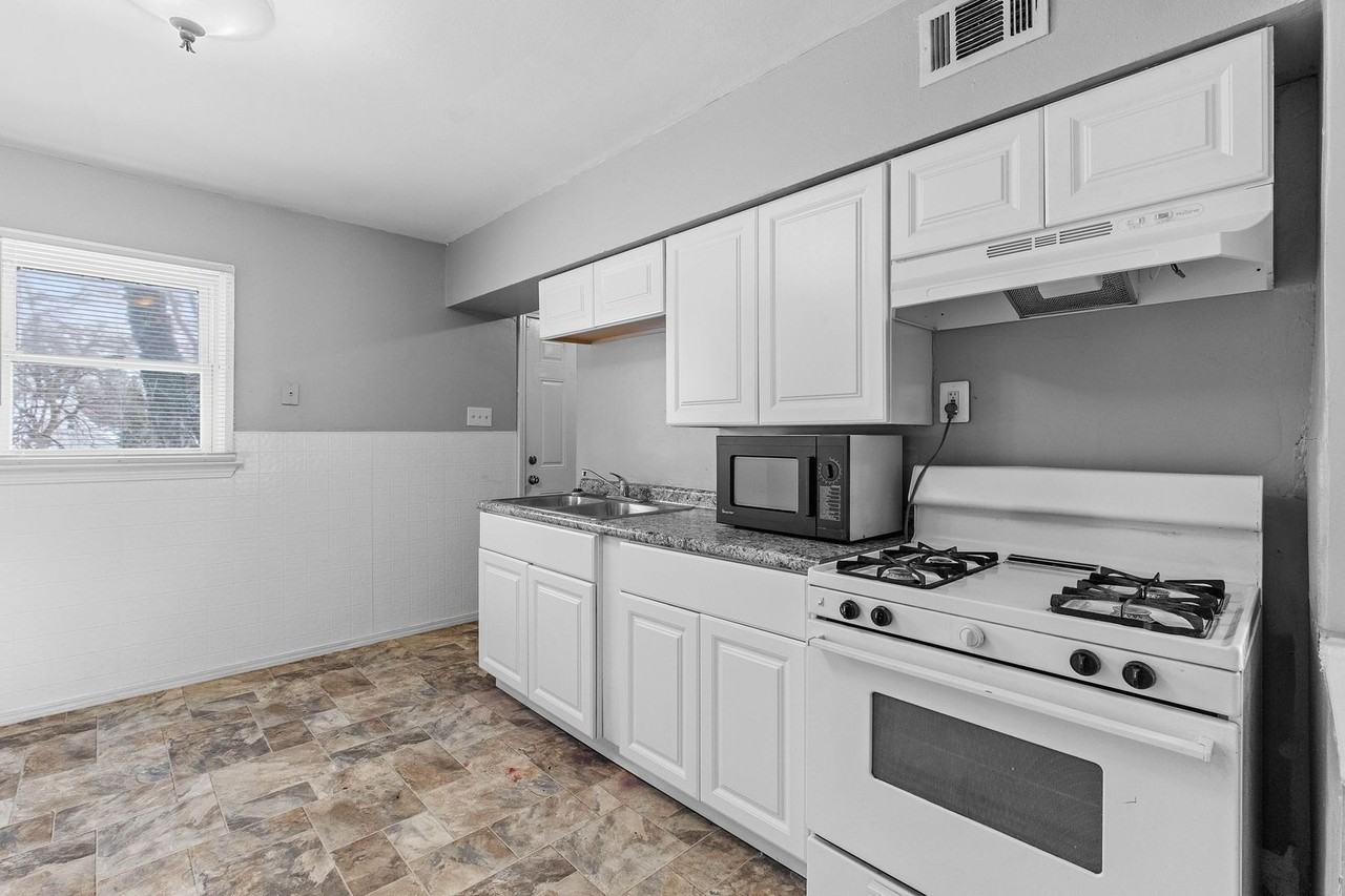 8433 1st St - Photo 5 of 23