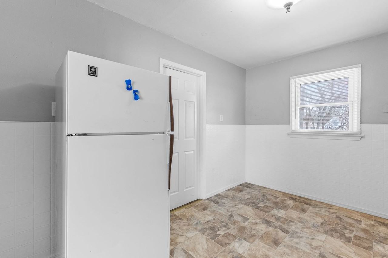 8433 1st St - Photo 6 of 23