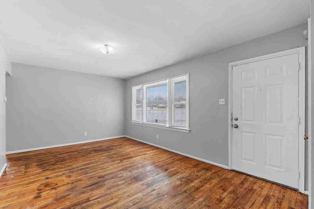 8433 1st St - Photo 7 of 18
