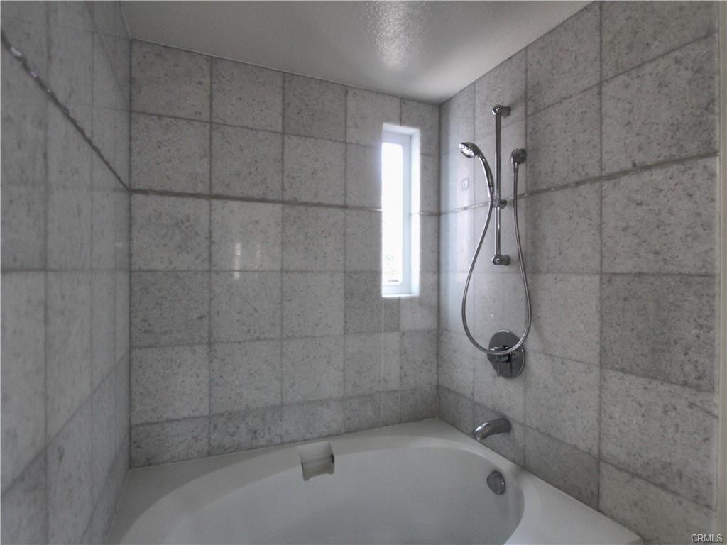 917 Lombard Ct - Photo 2 of 8