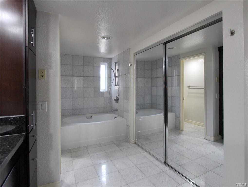 917 Lombard Ct - Photo 3 of 8