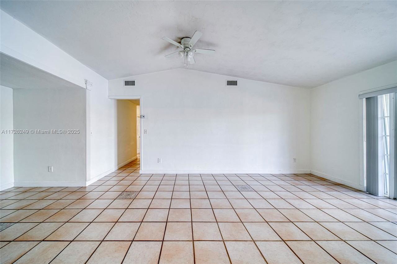 16330 Sw 109th Ave - Photo 2 of 8