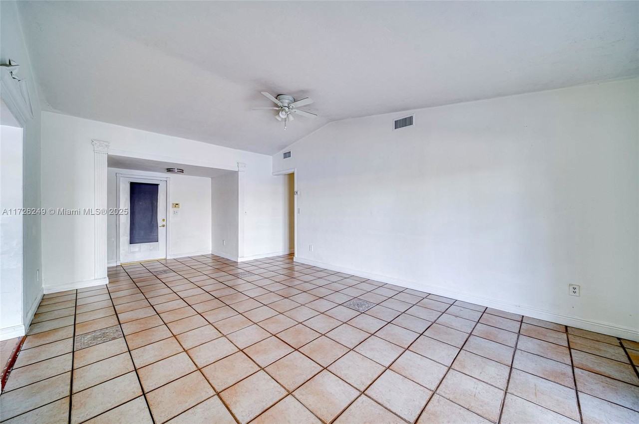 16330 Sw 109th Ave - Photo 3 of 8