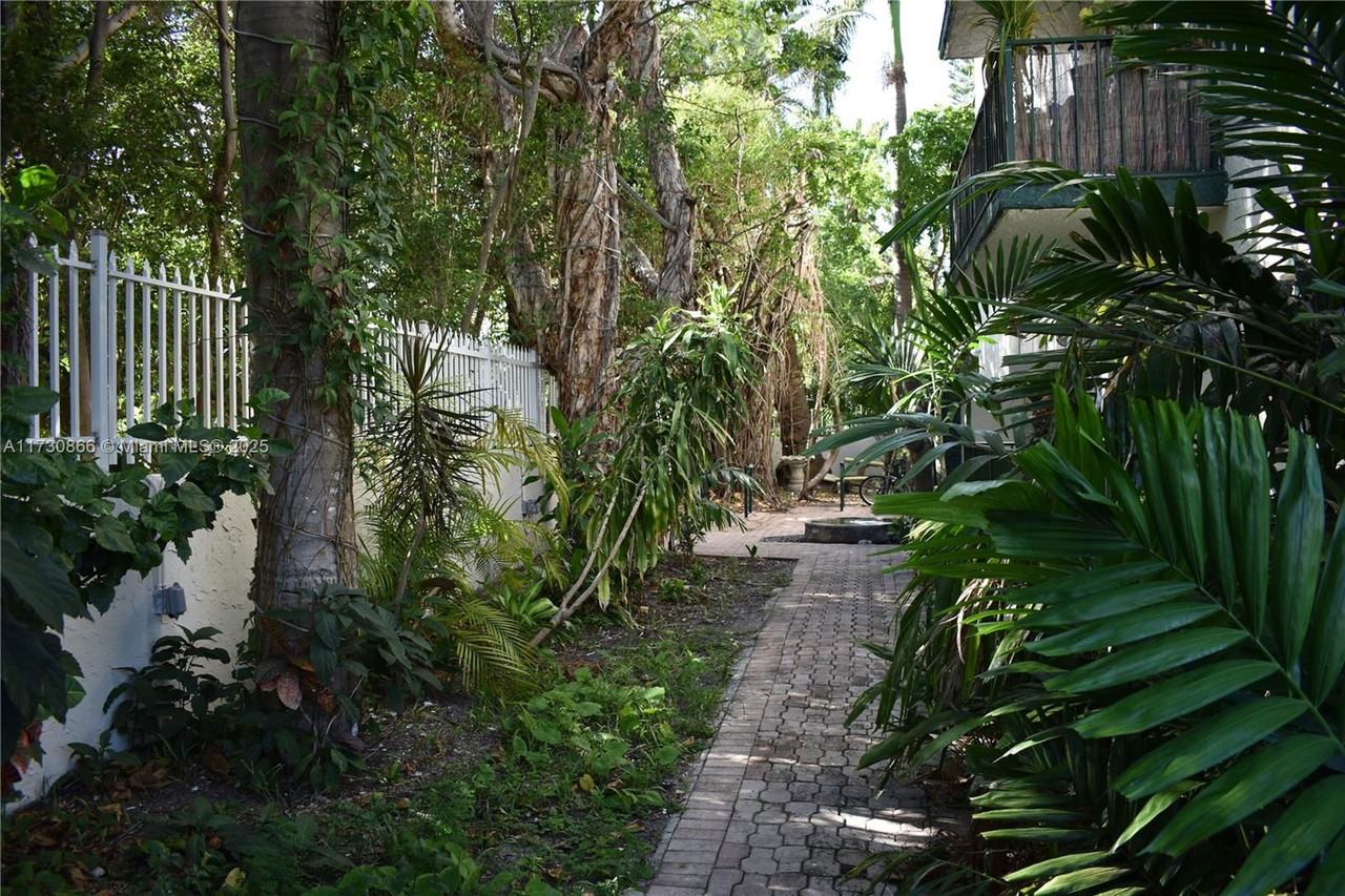 1777 Michigan Ave #306 - Photo 3 of 8