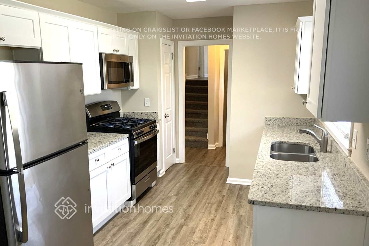 2178 Bollingbrook Drive Southwest - Photo 5 of 20