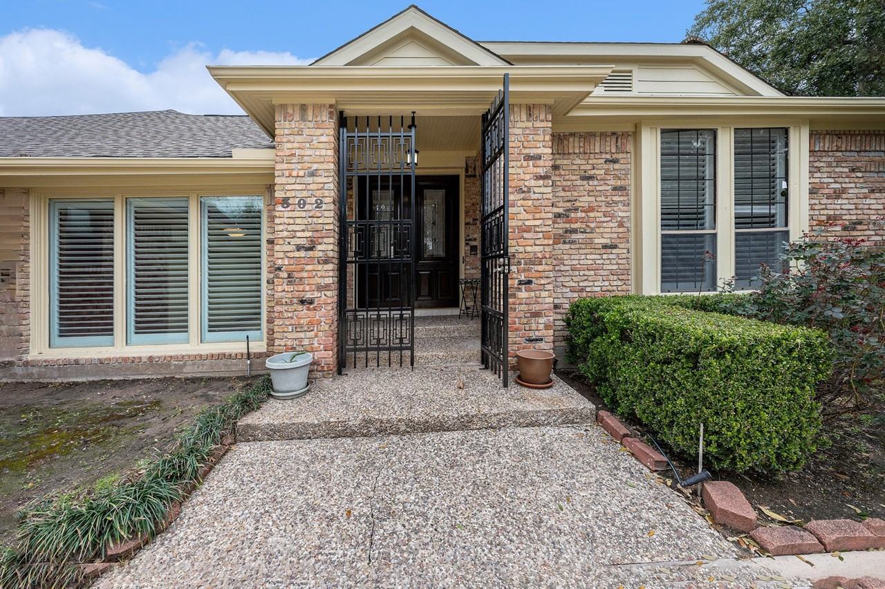 302 Longview Dr - Photo 2 of 23