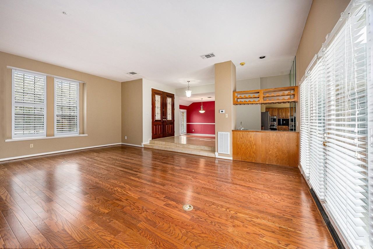 302 Longview Dr - Photo 3 of 23