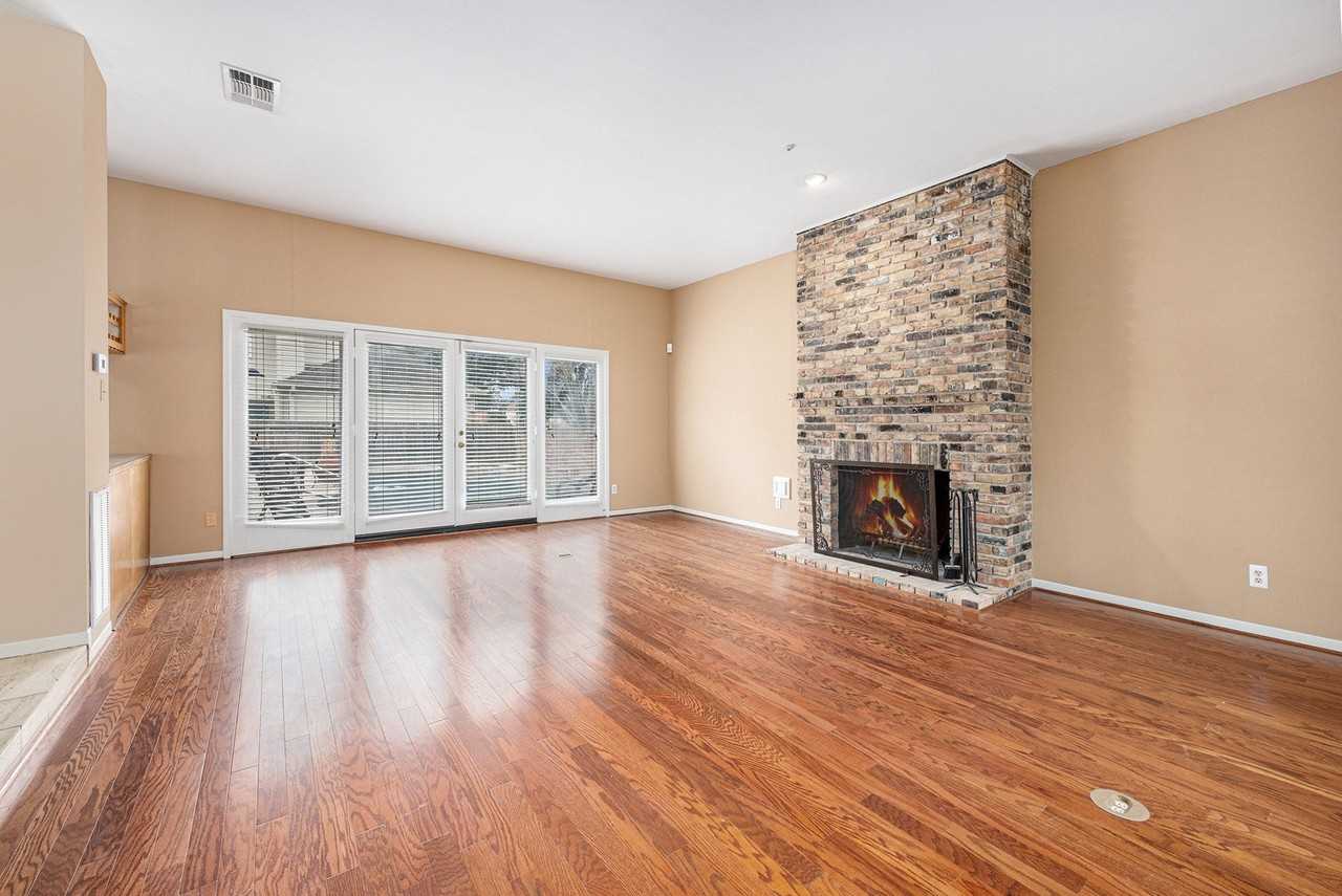 302 Longview Dr - Photo 4 of 23