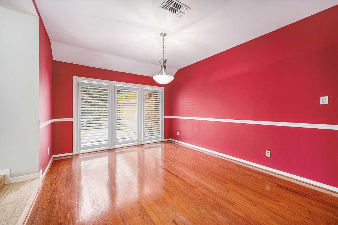 302 Longview Dr - Photo 5 of 23