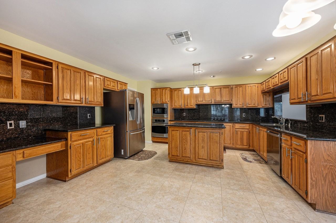 302 Longview Dr - Photo 6 of 23